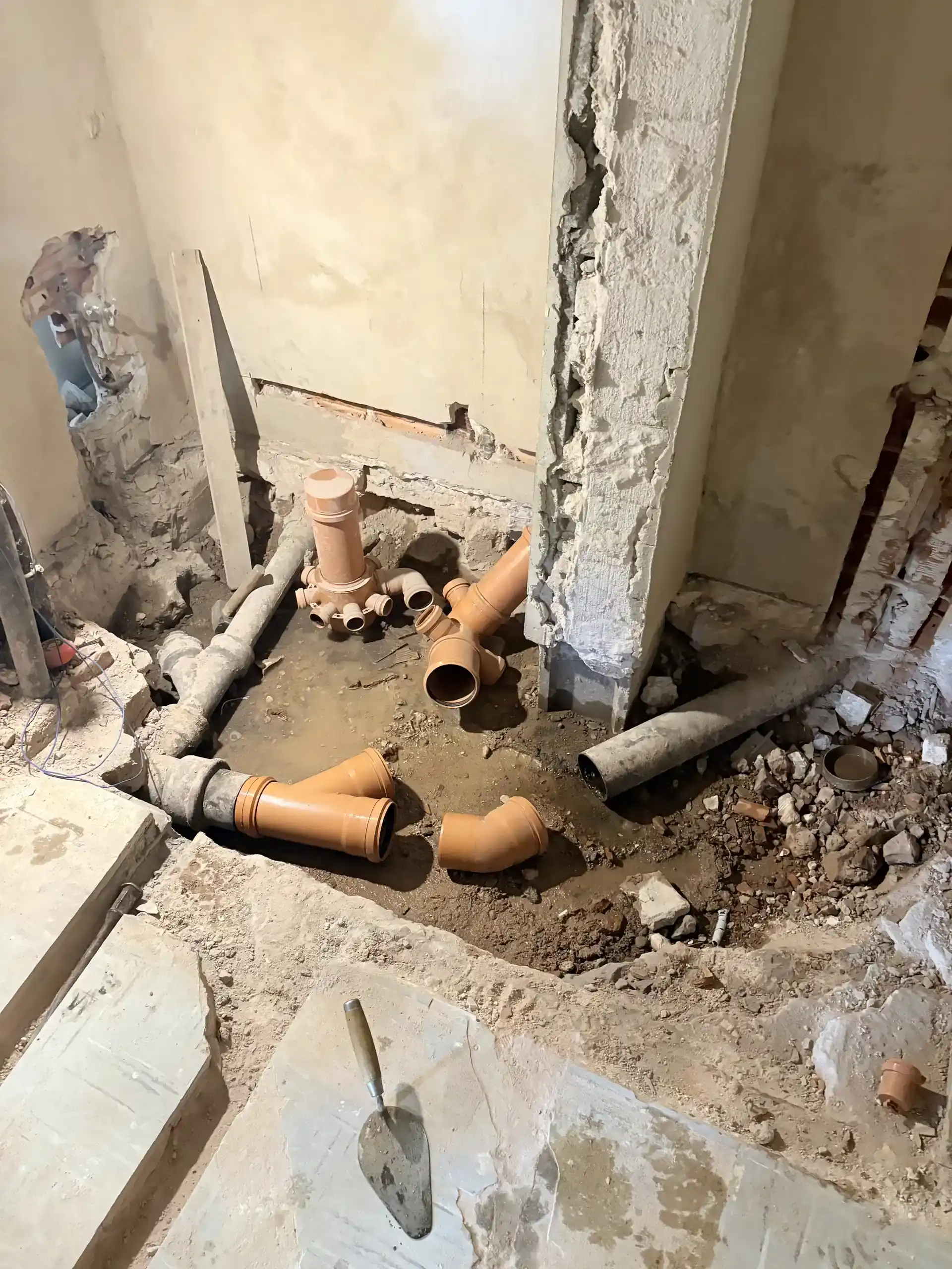 Obra de reforma de baño en proceso: demolición e instalación sanitaria nueva, PADOVA Estudio