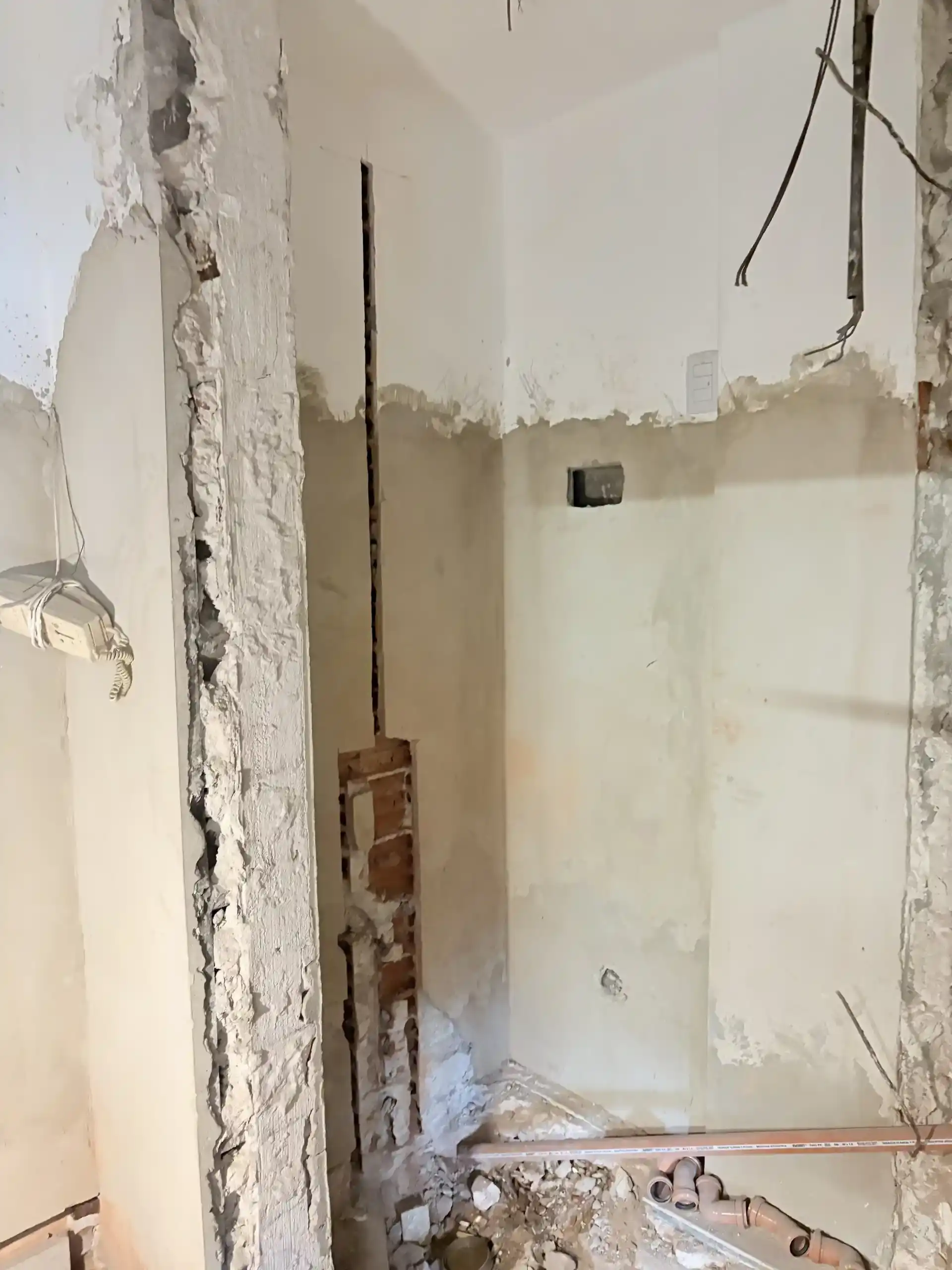 Obra de reforma de baño en proceso: canaleteado de muros para instalaciones, PADOVA Estudio
